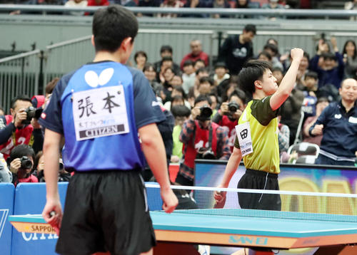 男子シングルス決勝　宇田が張本（左）に勝利して優勝を決めガッツポーズを見せる（撮影・加藤哉）