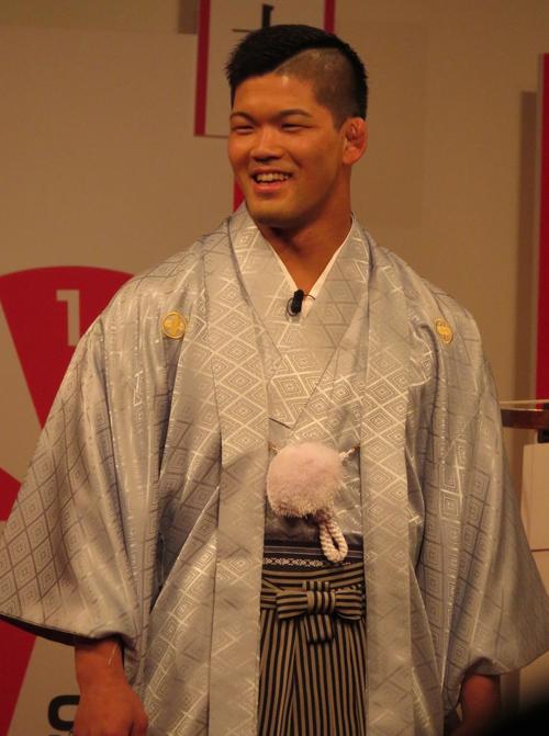 抽せん会で笑みを見せる大野将平（撮影・峯岸佑樹）