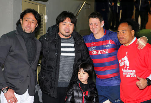 試合後、写真に納まる、左から大野、箕内氏、近鉄ロックのトンプソン、タウファ氏（撮影・大野祥一）