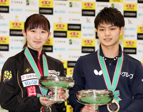カップを手に記念撮影する女子シングルス優勝の早田ひな（左）と男子シングルス優勝の宇田幸矢（撮影・加藤哉）
