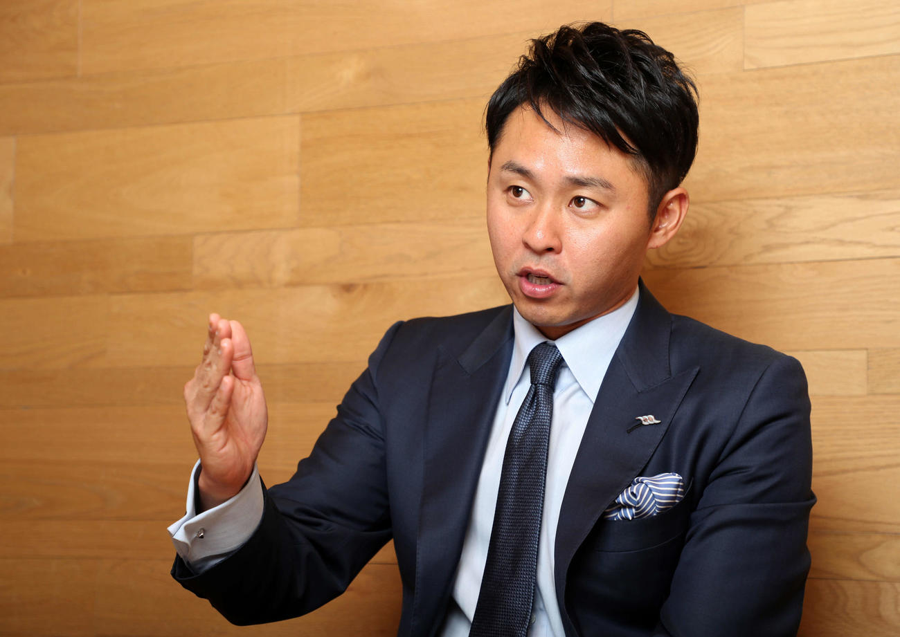 記者の質問に真剣な表情で答える北島康介氏
