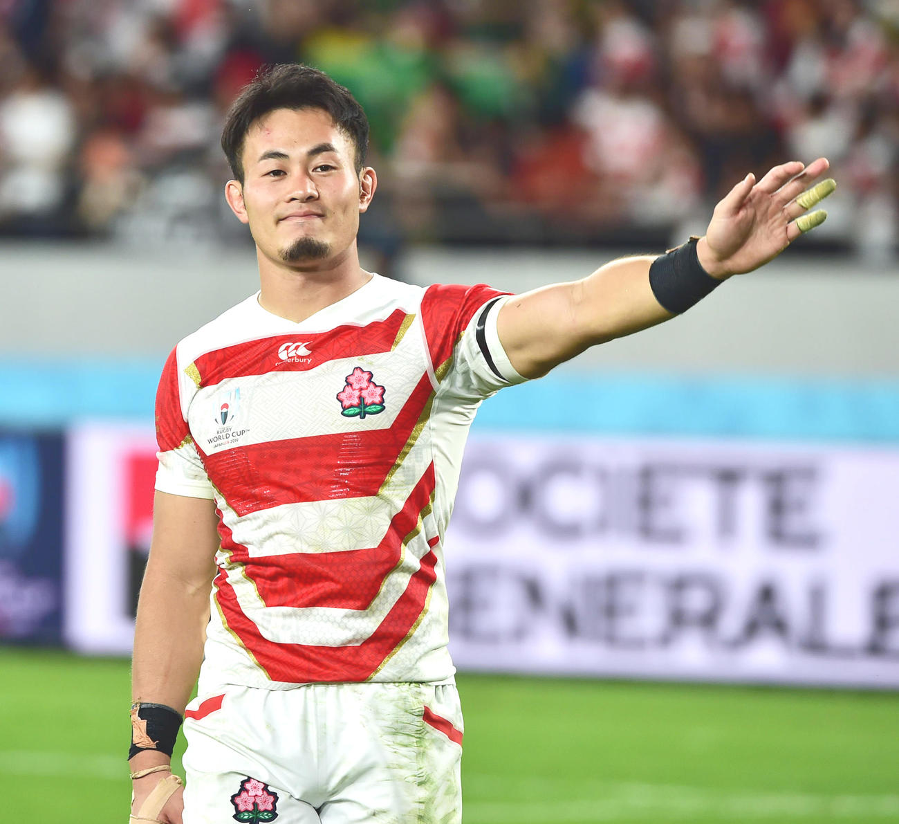 19年10月20日、ラグビーW杯日本対南アフリカ　試合後、場内1周で手を振る福岡