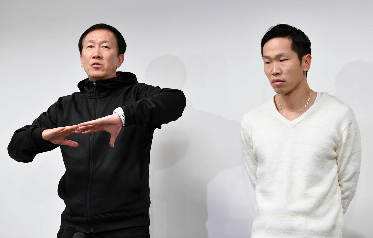 桃田の交通事故について会見する朴監督（左）と中西コーチ（撮影・滝沢徹郎）
