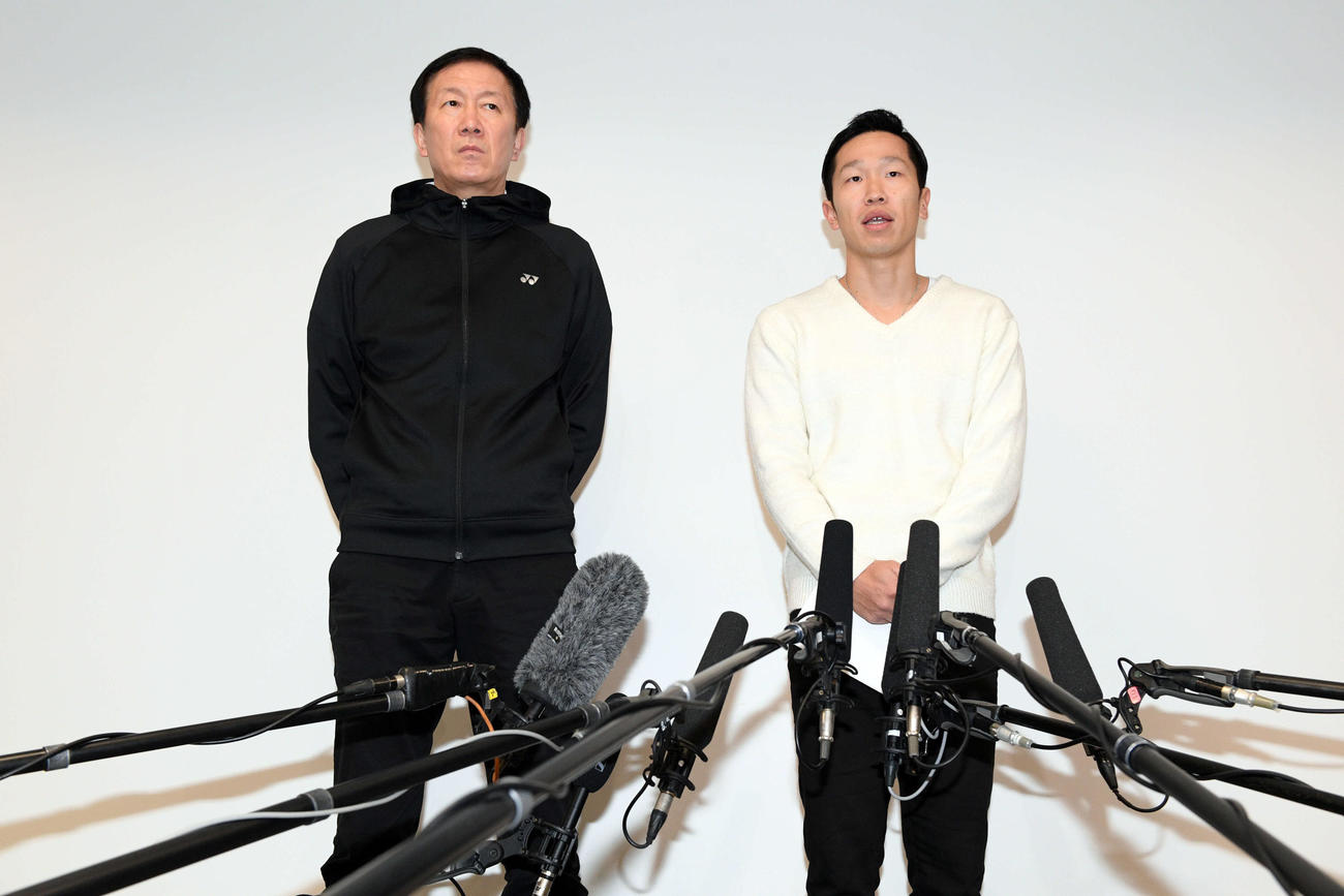 桃田の交通事故について会見する朴監督（左）と中西コーチ（撮影・滝沢徹郎）