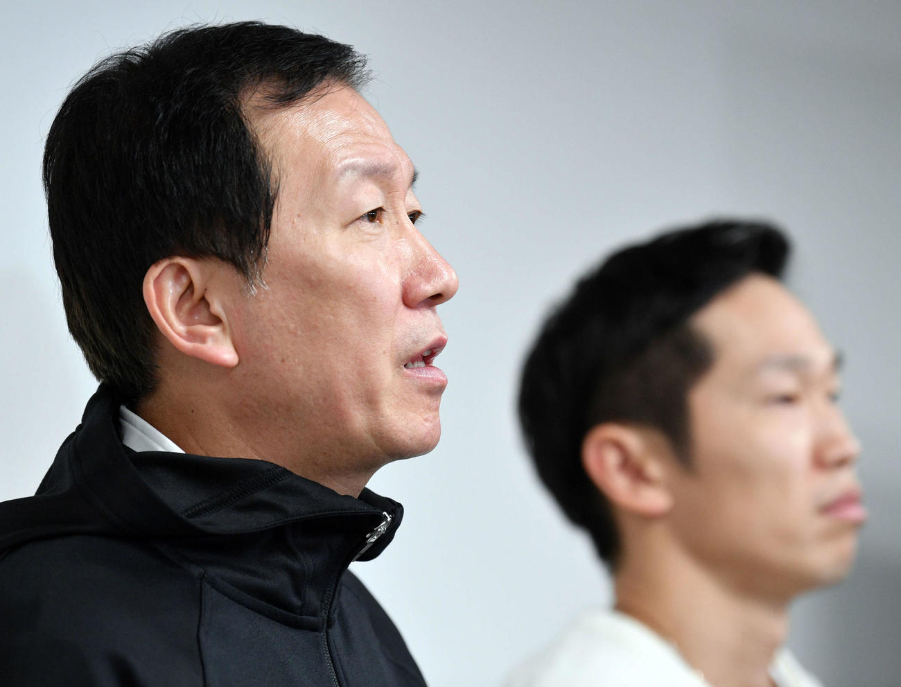 桃田の交通事故について会見する朴監督（手前）。奥は中西コーチ（撮影・滝沢徹郎）