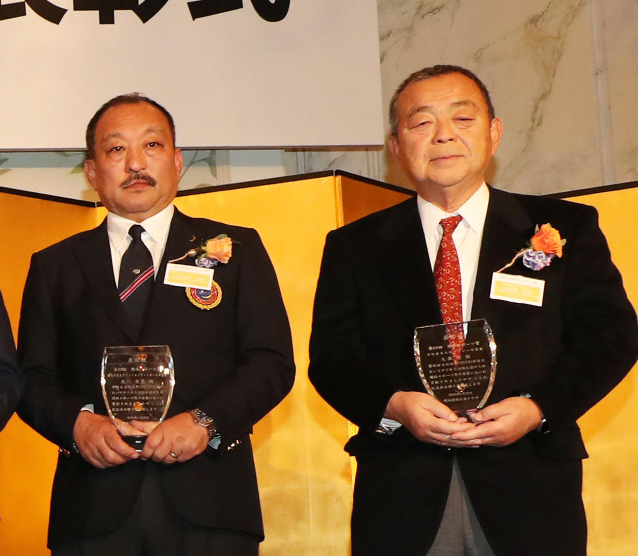 関学大アメフト部の鳥内前監督（左）と京産大ラグビー部の大西前監督（撮影・加藤哉）