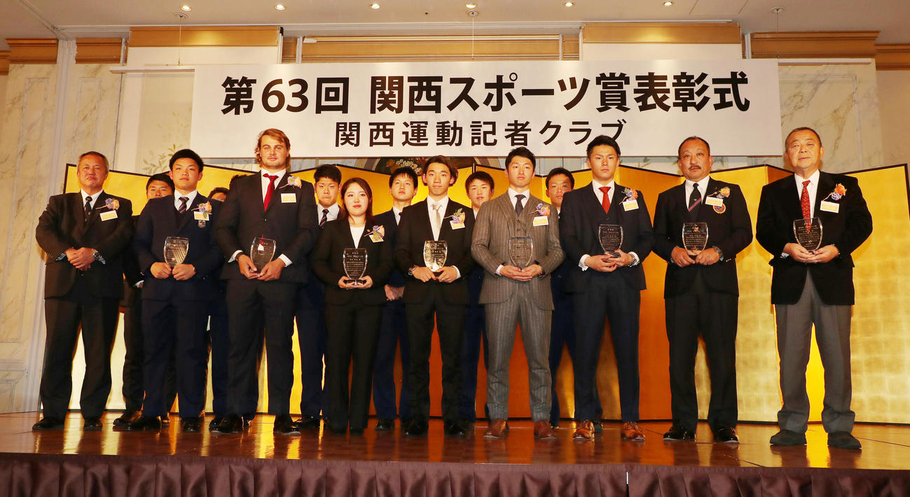 左から履正社・岡田監督、野口前主将、ファンデルヴァルト、古江、中村、近本、山本、関学大・鳥内監督、京産大ラグビー部・大西監督ら（撮影・加藤哉）