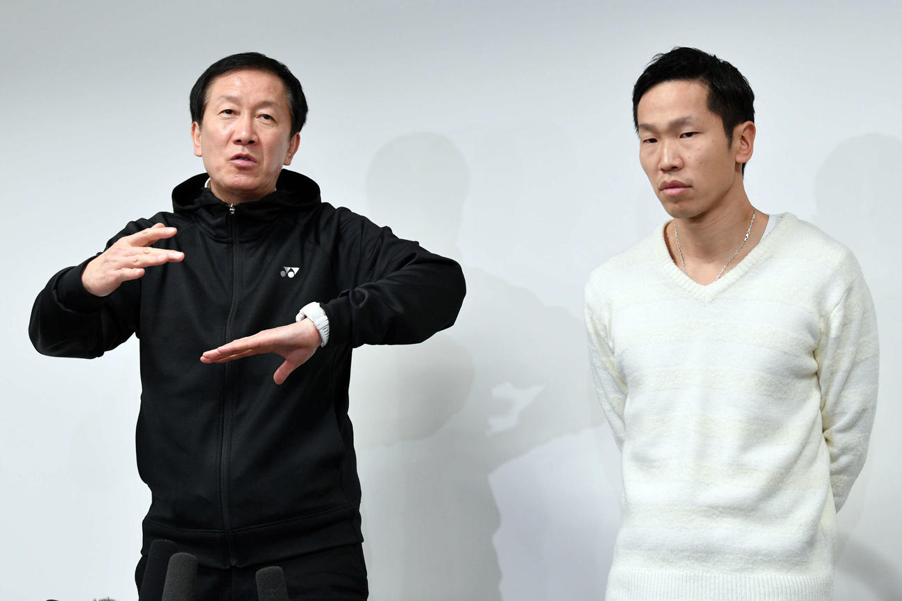 桃田の交通事故について会見する朴監督（左）と中西コーチ（撮影・滝沢徹郎）