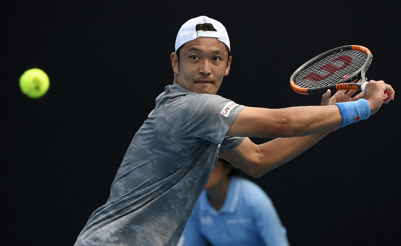 男子シングルス１回戦でプレーする伊藤竜馬（AP）