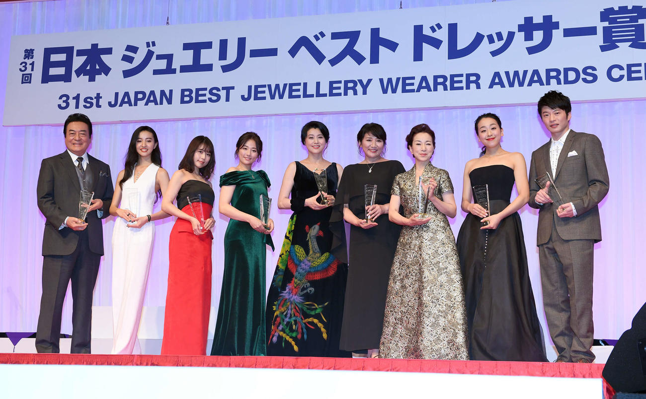 日本ジュエリーベストドレッサー賞を受賞した、左から高橋英樹、Koki，、有村架純、木村文乃、藤原紀香、松下由樹、原田美枝子、浅田真央、田中圭（撮影・たえ見朱実）