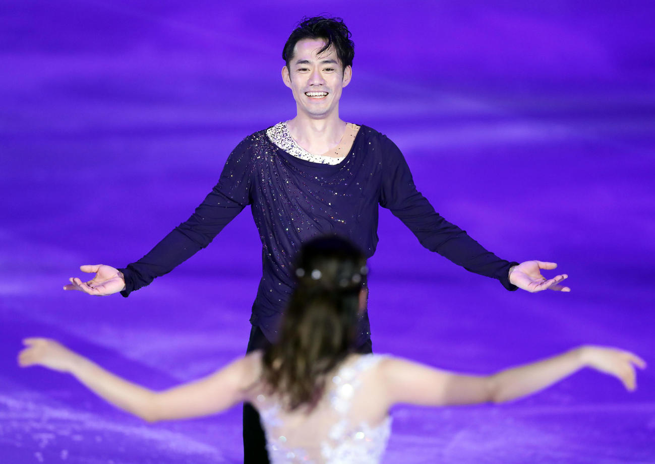 2020年1月10日、息のあったアイスダンスを披露する高橋（奥）と村元（撮影・浅見桂子）
