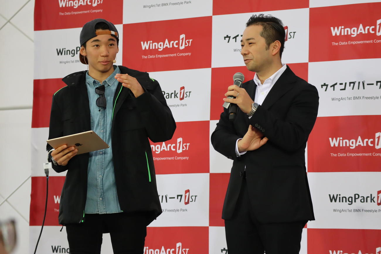 WingPark1stオープン発表会で喜びを見せる中村輪夢（左）とWingArc田中潤社長