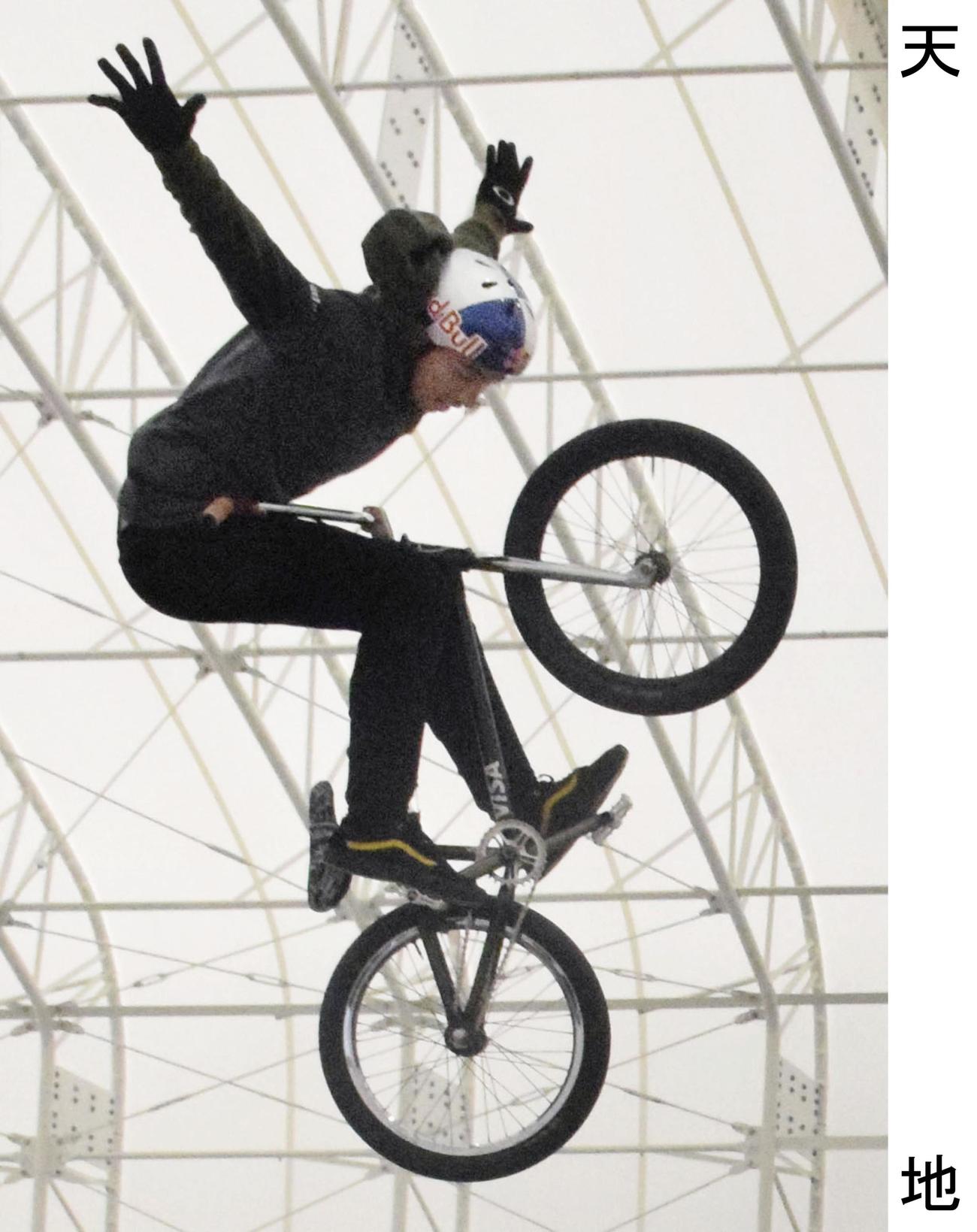 新設されたパークで練習する自転車BMXフリースタイル・パーク男子の中村輪夢（共同）