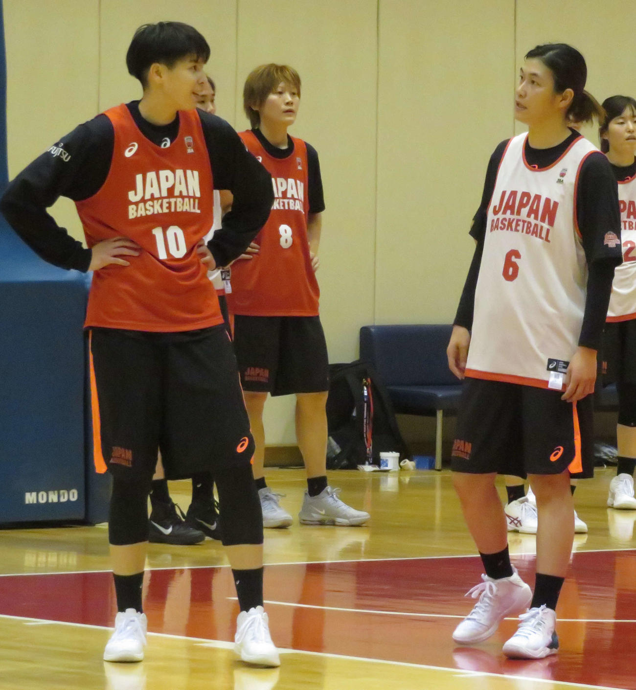 練習中に渡嘉敷（左）と話す大崎佑圭