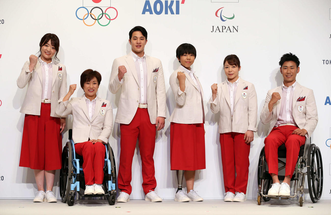 東京五輪の開会式用公式服装で記念撮影に納まる、左から馬術の黒木、パラトライアスロンの土田、競泳の瀬戸、パラ陸上競技の前川、ウエートリフティングの三宅、パラアーチェリーの上山（撮影・河野匠）