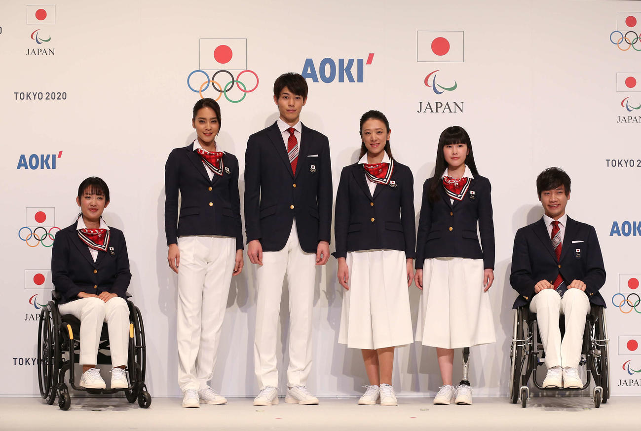 東京五輪での式典用公式服装が発表された（撮影・河野匠）