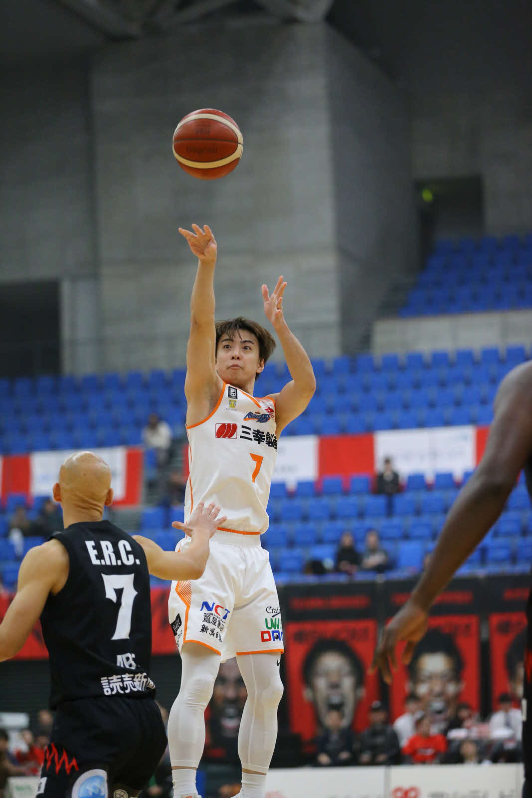 富山対新潟第1Q、シュートを放つ新潟・五十嵐＝（C）B．LEAGUE