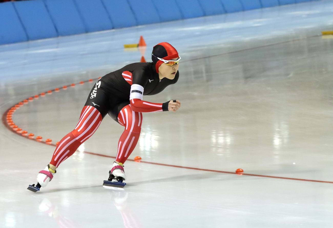 女子500メートルで初優勝した佐々木の滑り（撮影・永野高輔）