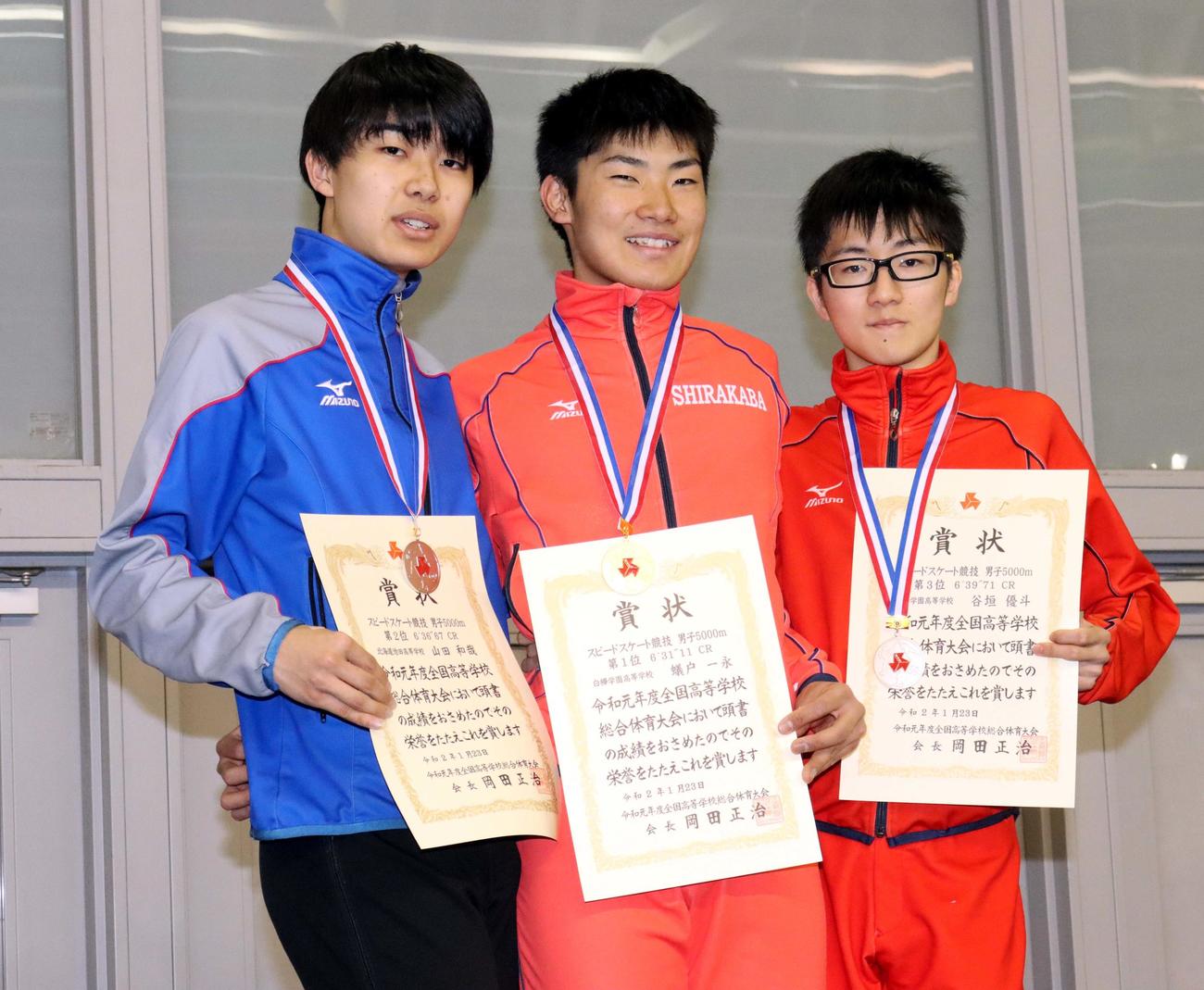 男子5000メートルを2連覇した白樺学園の蟻戸（中央）。左は2位の池田・山田、右は3位の白樺学園・谷垣（撮影・永野高輔）