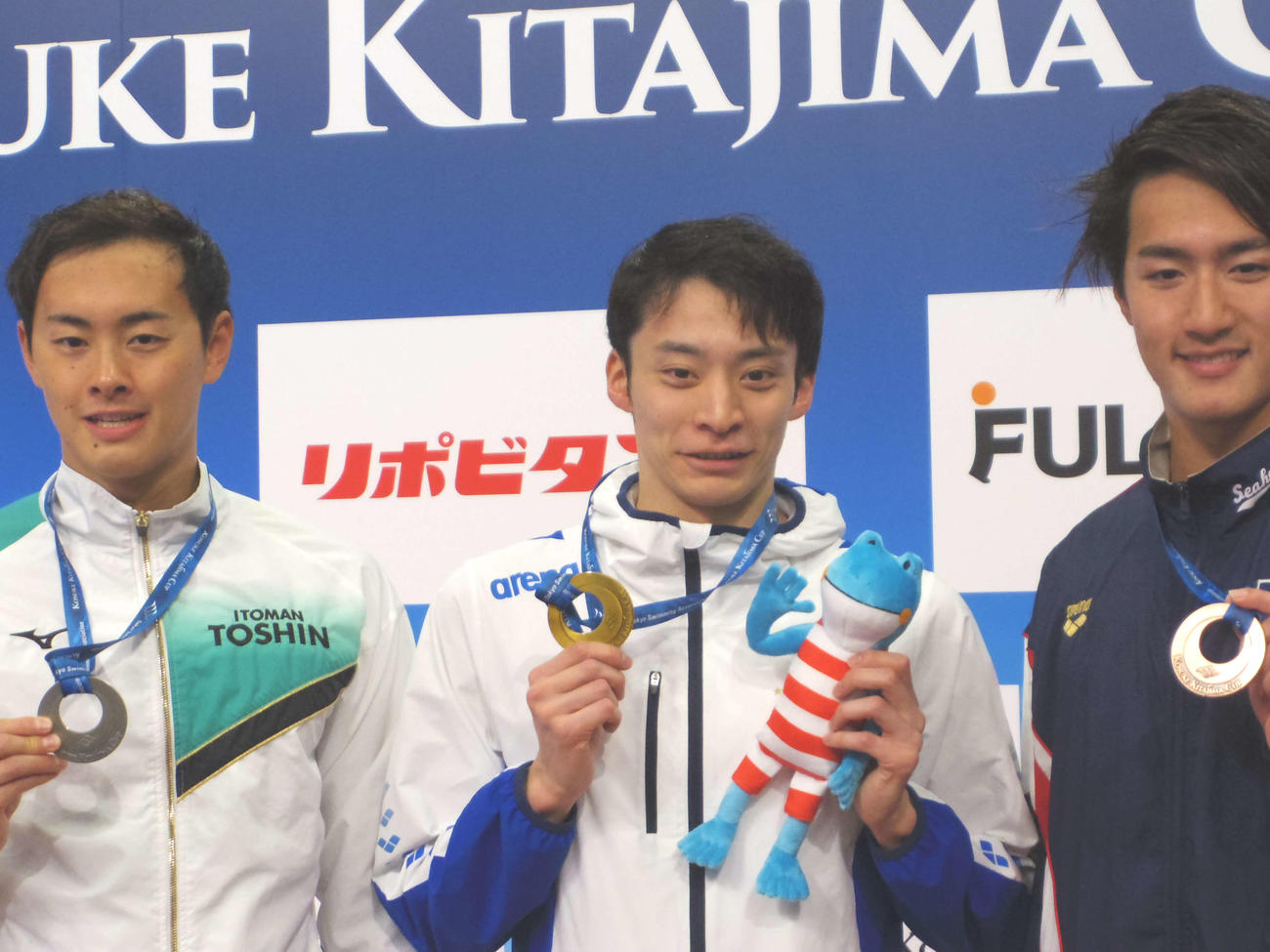 北島康介杯男子100メートル背泳ぎで優勝した入江（中央）（撮影・奥岡幹浩）