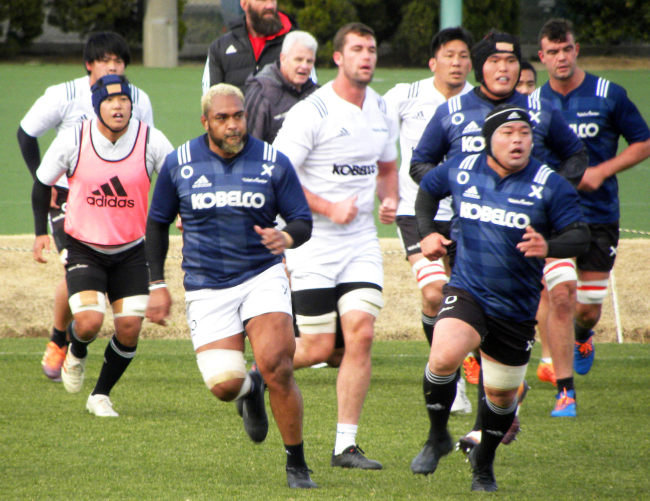 サントリー戦に向けて調整する今季初先発の中島イシレリ（前列左）ら神戸製鋼の選手たち（撮影・松本航）