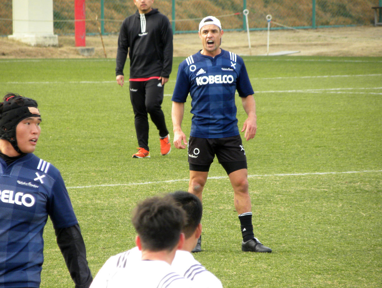 サントリー戦に向けて調整する神戸製鋼のダン・カーター（右）（撮影・松本航）