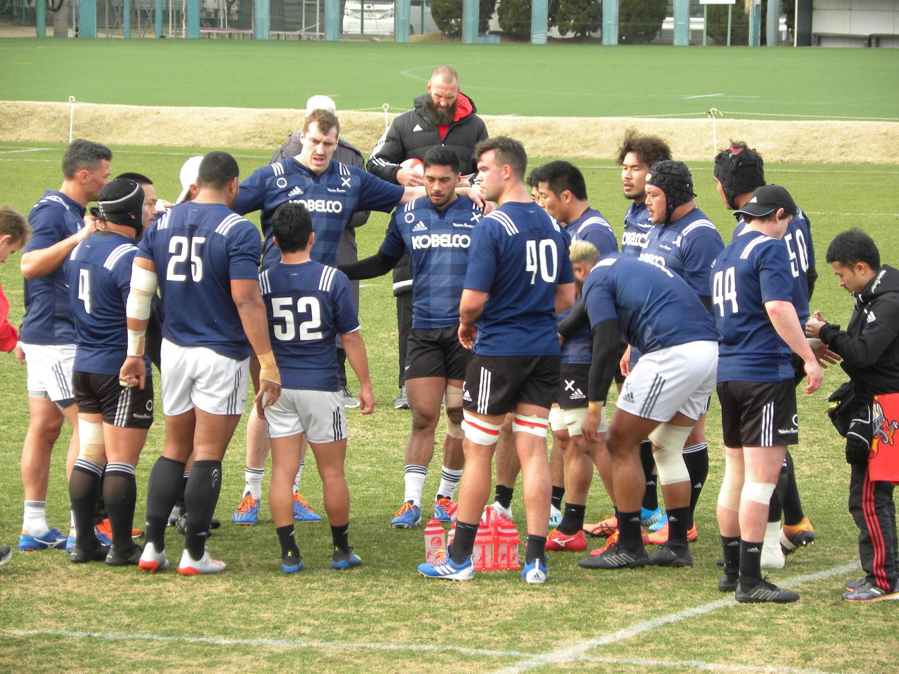 サントリー戦に向けて調整する神戸製鋼の選手たち（撮影・松本航）