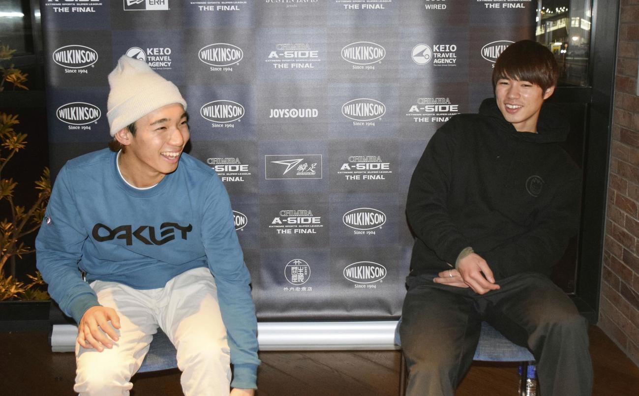 対談するスケートボード・ストリート男子の堀米雄斗（右）と自転車BMXフリースタイル・パーク男子の中村輪夢（共同）
