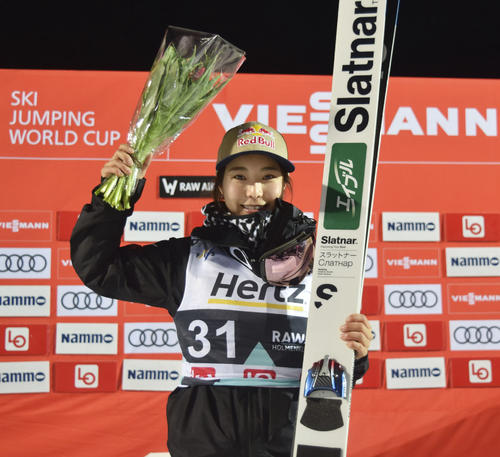 ノルディックスキー・ジャンプ女子のW杯個人第15戦で優勝し、笑顔の高梨沙羅。通算100度目の表彰台となった(共同)