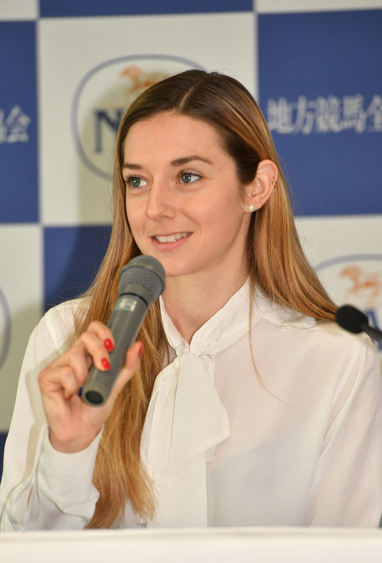 会見するミカエル・ミシェル騎手（撮影・柴田隆二）