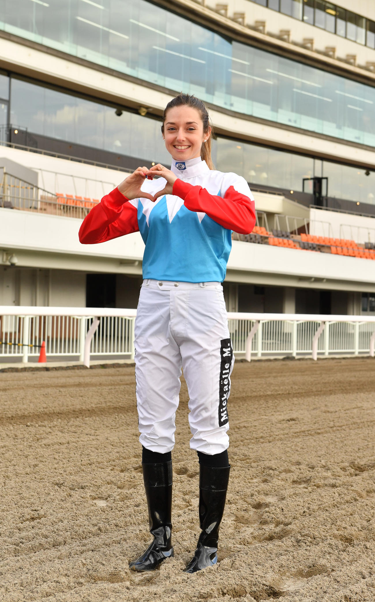 川崎競馬場のコースでミカエル・ミシェル騎手は記念撮影に納まる（撮影・柴田隆二）