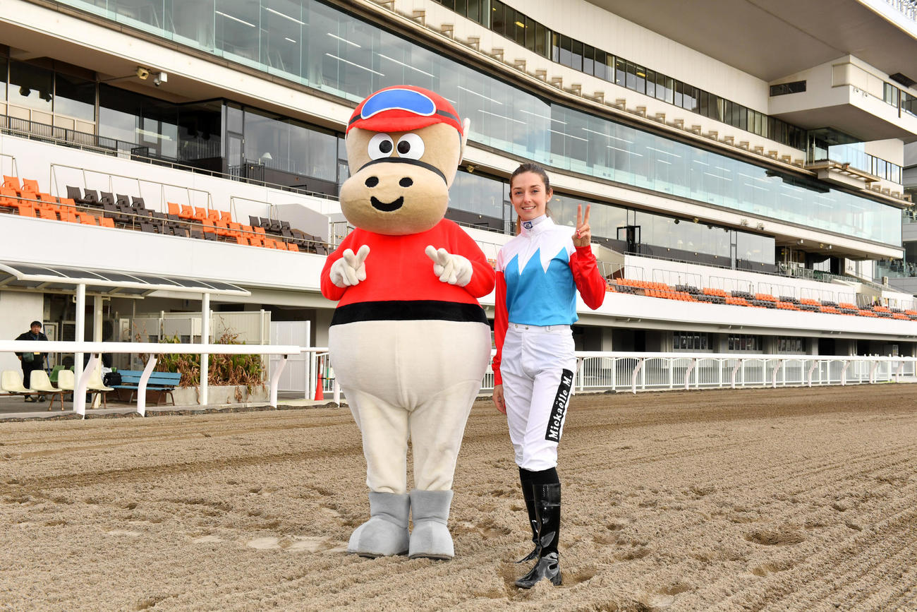 川崎競馬場のコースでミカエル・ミシェル騎手はカツマルくんと記念撮影に納まる（撮影・柴田隆二）