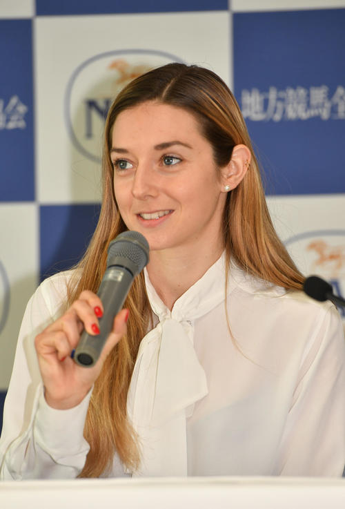 会見するミカエル・ミシェル騎手（撮影・柴田隆二）