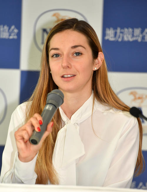 会見するミカエル・ミシェル騎手（撮影・柴田隆二）