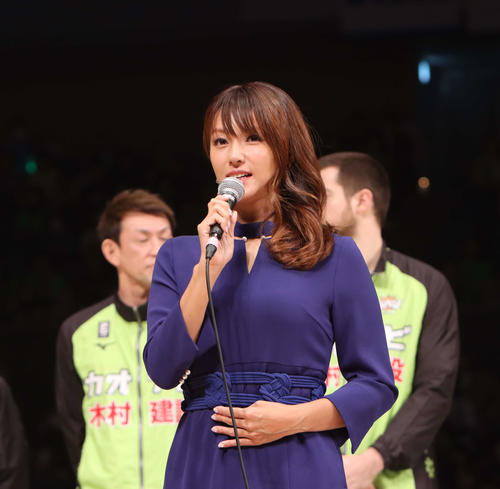深田恭子が初バスケ観戦 妖艶トークで会場盛り上げ - バスケットボール