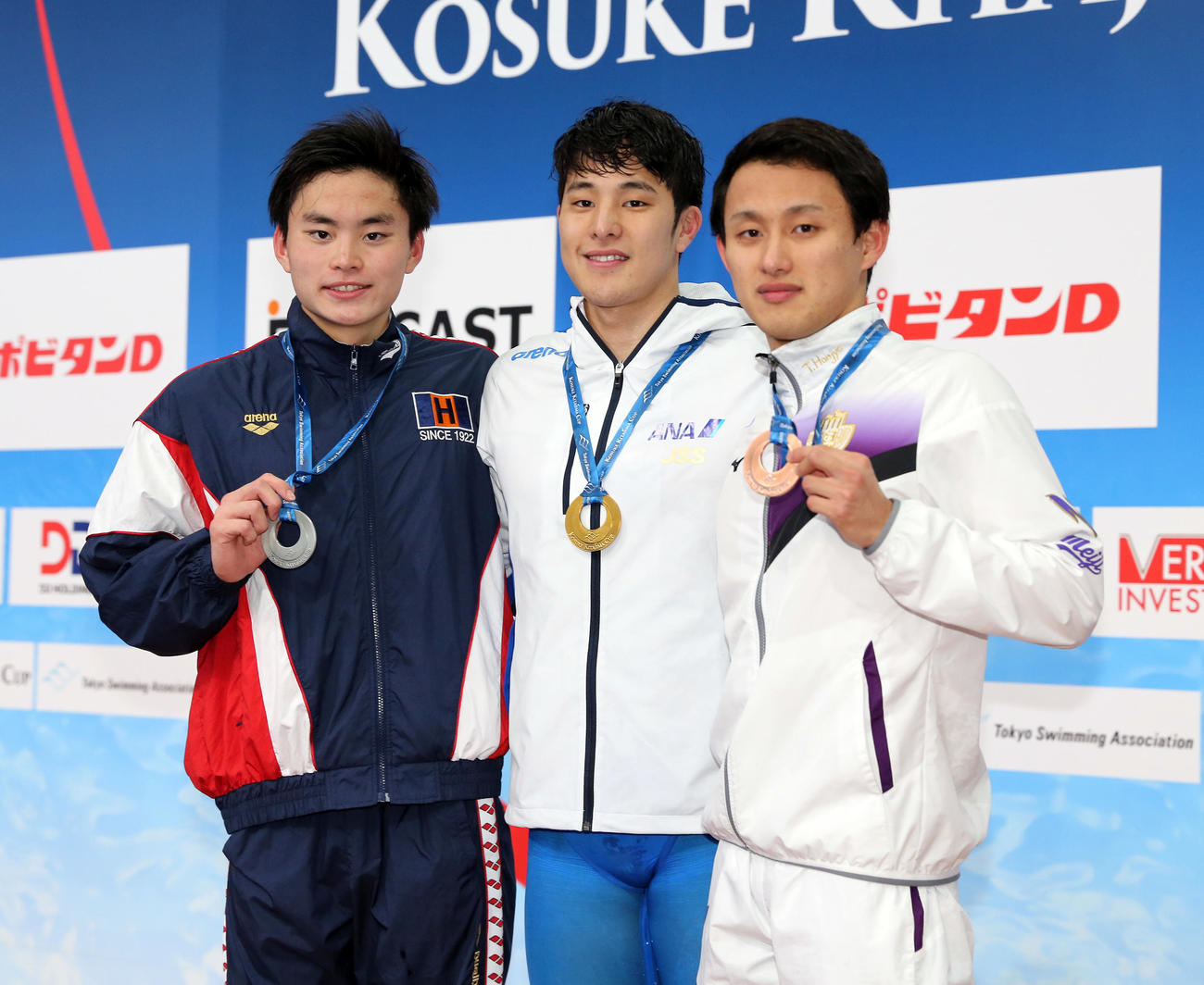 男子400メートル個人メドレー決勝　表彰台で笑顔の瀬戸（中央）。左は2位の宮本。右は3位の本庄（撮影・大野祥一）