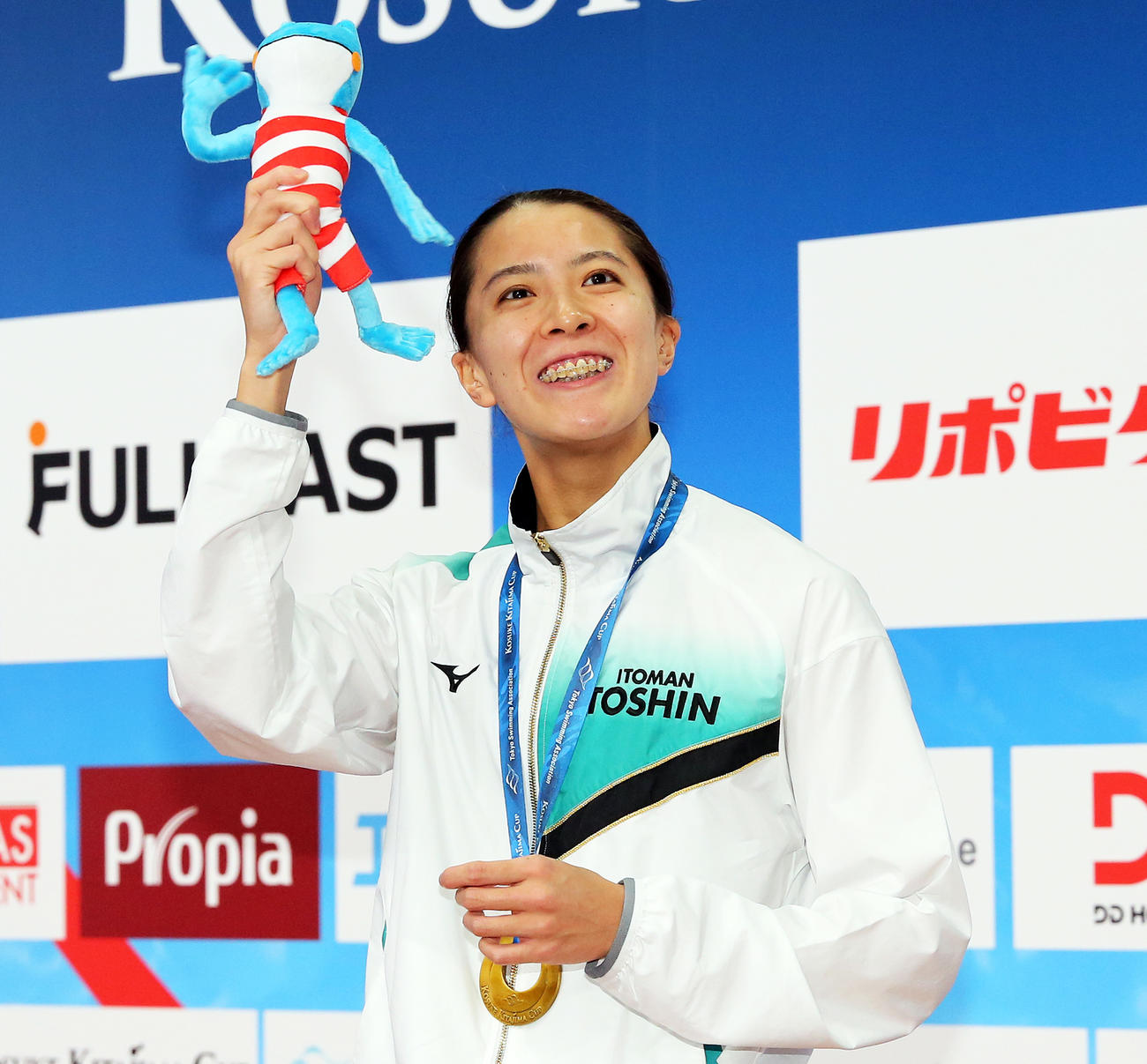 優勝し笑顔の大橋（撮影・大野祥一）