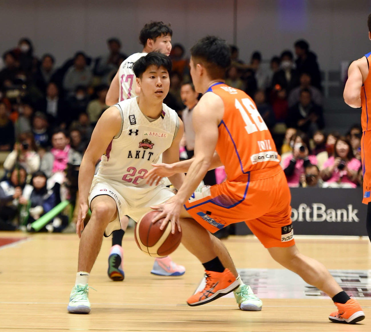 新潟対秋田　第1Q、ディフェンスをする秋田多田（左）（撮影・相沢孔志）