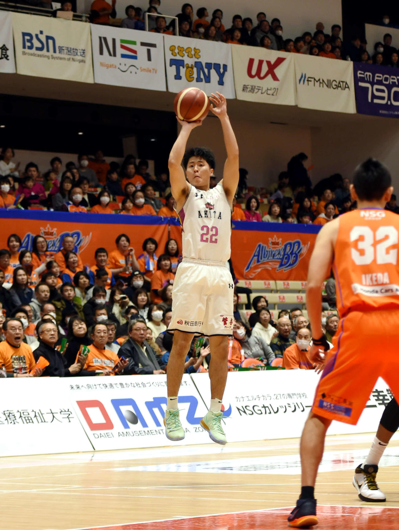 新潟対秋田　第1Q、Bリーグ初得点となる3点シュートを決める秋田多田（撮影・相沢孔志）