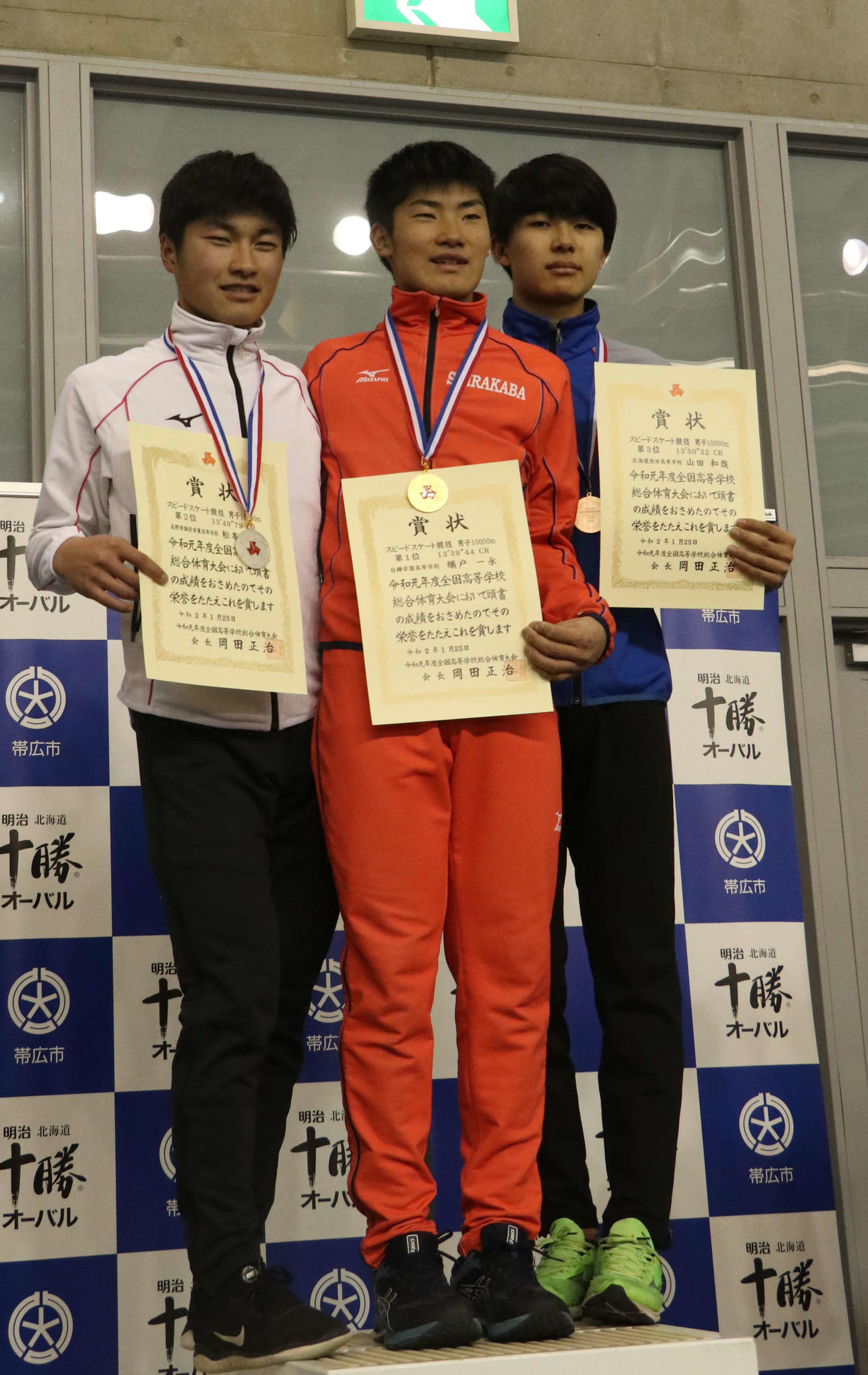 男子1万メートル　5000メートルとの2冠を達成した白樺学園・蟻戸（中央）（撮影・浅水友輝）