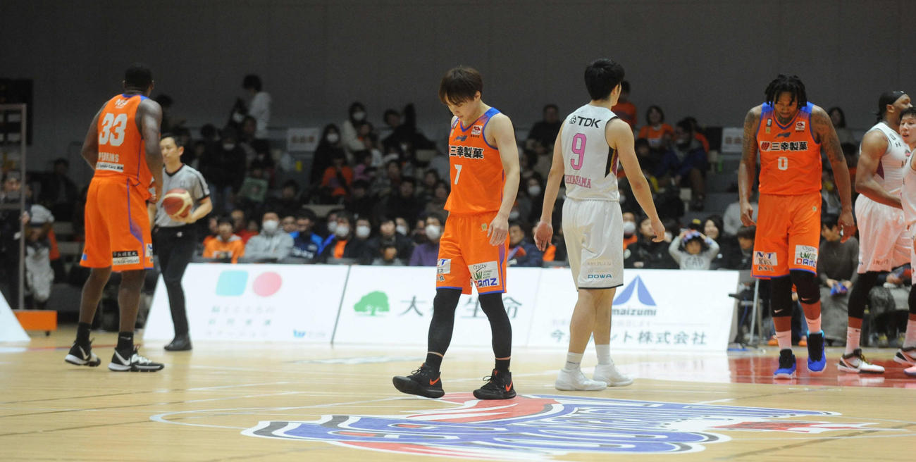 試合終了直後、がっくりと肩を落とすPG五十嵐（中央7番）ら新潟のメンバー
