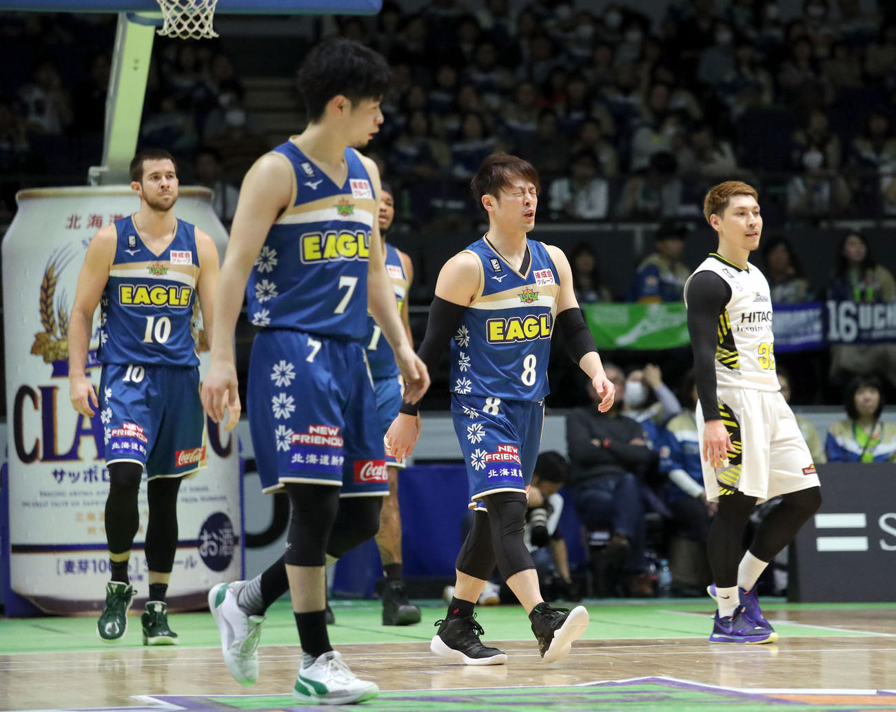 レバンガ北海道対SR渋谷　第3Q、顔をしかめながらベンチに戻るレバンガ北海道多嶋（中央）（撮影・佐藤翔太）