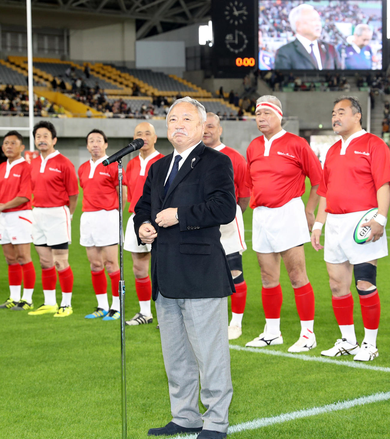 試合前、笑顔であいさつする日本ラグビー協会の森会長（手前）（撮影・前田充）