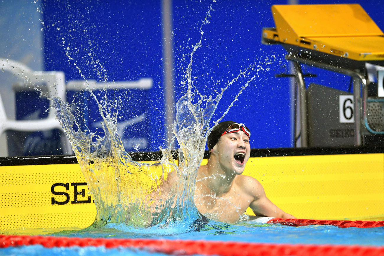 男子200メートル平泳ぎで優勝し水面をたたき喜ぶ佐藤（撮影・滝沢徹郎）