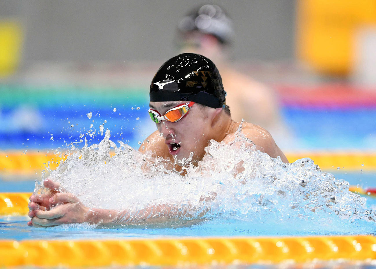 男子200メートル平泳ぎで優勝した佐藤の力泳（撮影・滝沢徹郎）