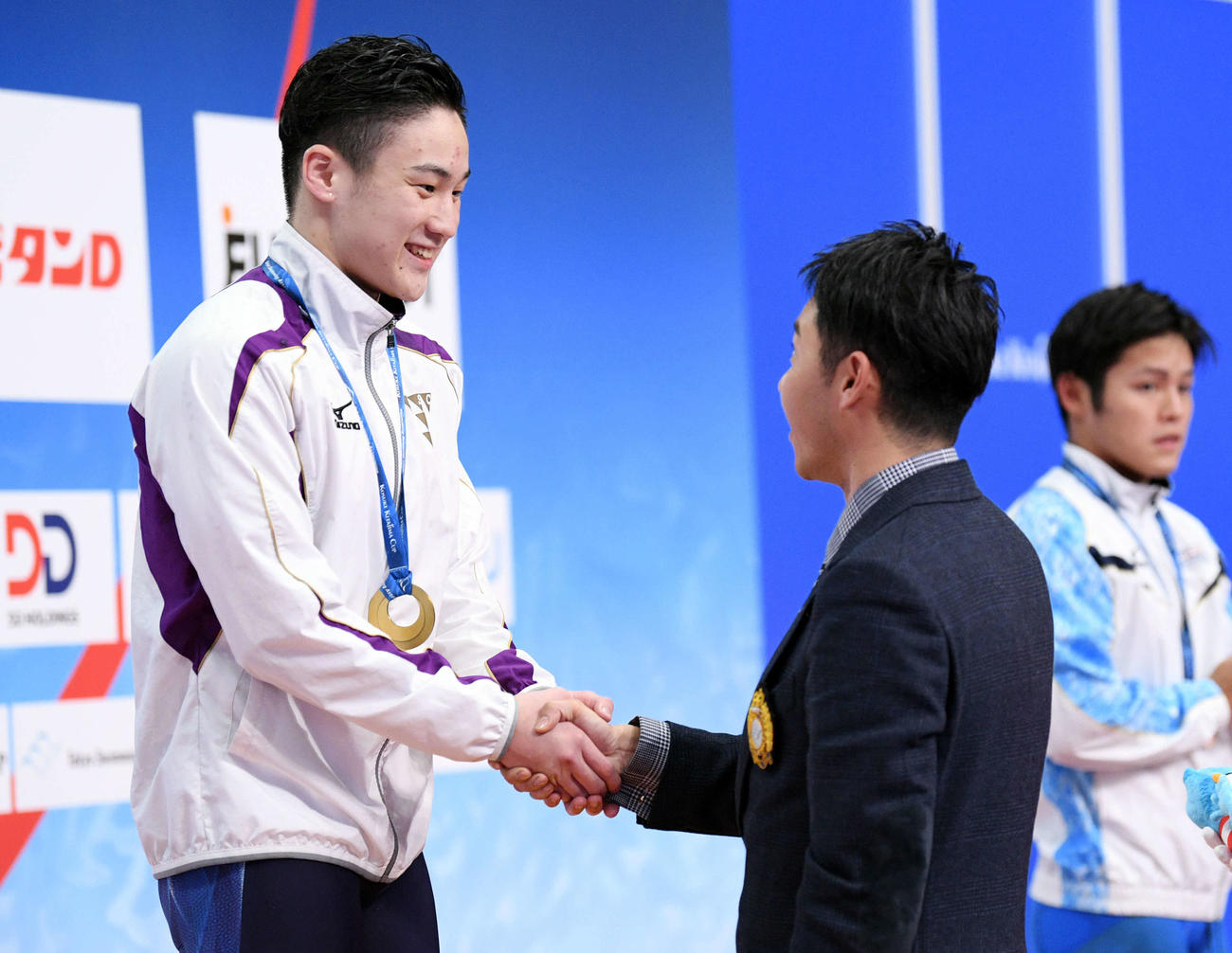 男子200メートル平泳ぎの表彰式で北島氏（手前右）と握手を交わす優勝の佐藤（撮影・滝沢徹郎）
