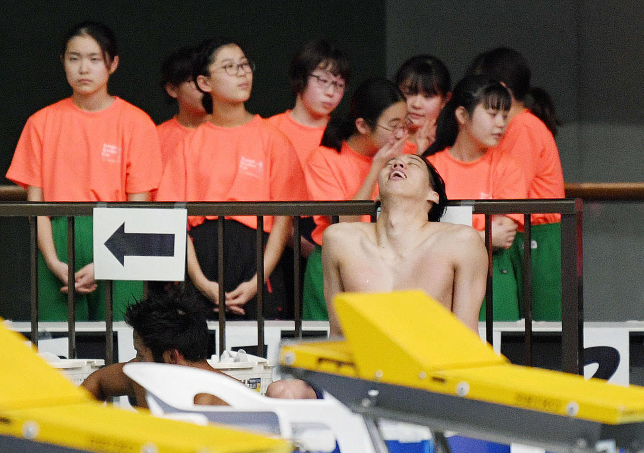男子200メートル平泳ぎで佐藤に敗悔しそうに天を仰ぐ渡辺（手前右）（撮影・滝沢徹郎）