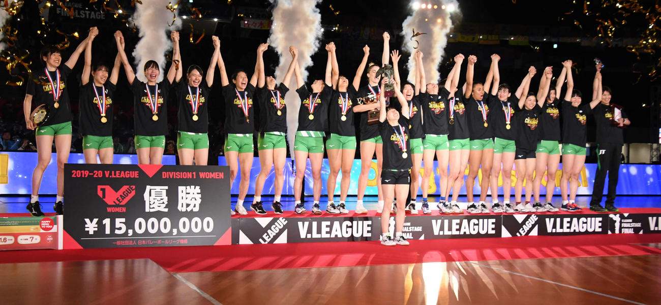 9季ぶりにVリーグ王者に輝いたJTの選手たち（撮影・平山連）