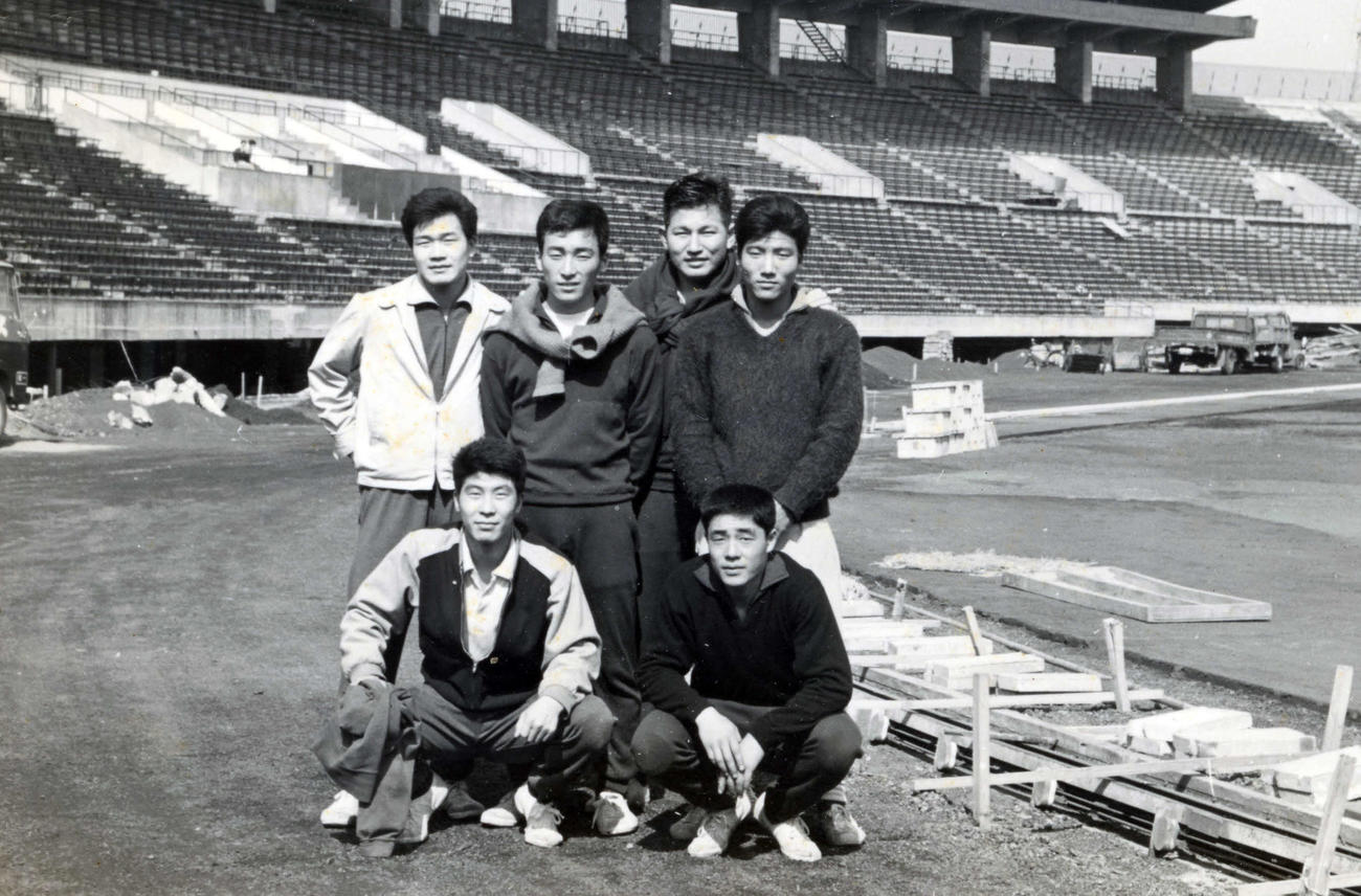 完成前年の国立競技場で撮影した64年東京五輪ホッケー日本代表のメンバー。前列左から岡部道夫、寺本崇、後列右から高島昭男、1人おいて木原征治、田中博司