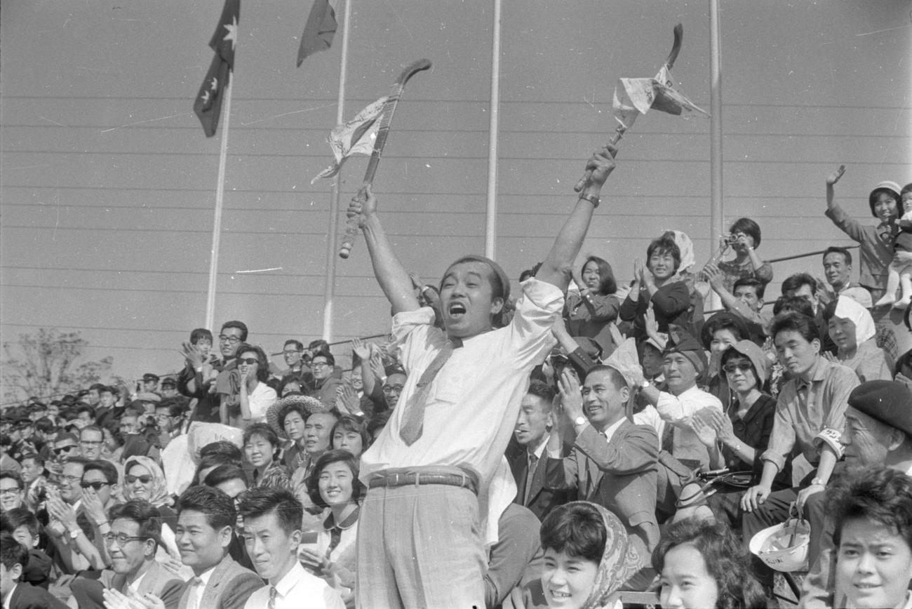 64年東京五輪ケニア戦で恒也、勝弘の勇崎兄弟をスタンドで応援する長兄宏一さん